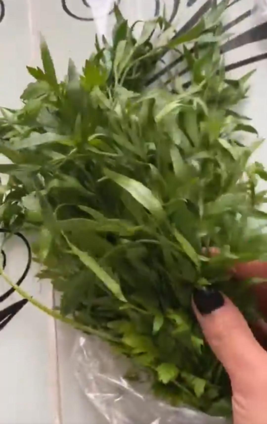 Marketten maydanoz alan kadın poşeti açınca ne olduğunu anlayamadı! Siz bilmeden sakın yemeyin 2