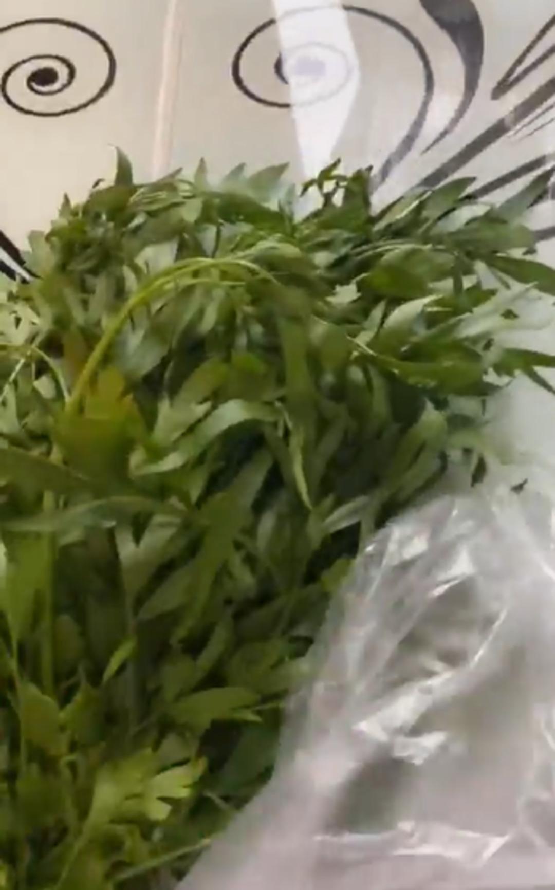 Marketten maydanoz alan kadın poşeti açınca ne olduğunu anlayamadı! Siz bilmeden sakın yemeyin 3