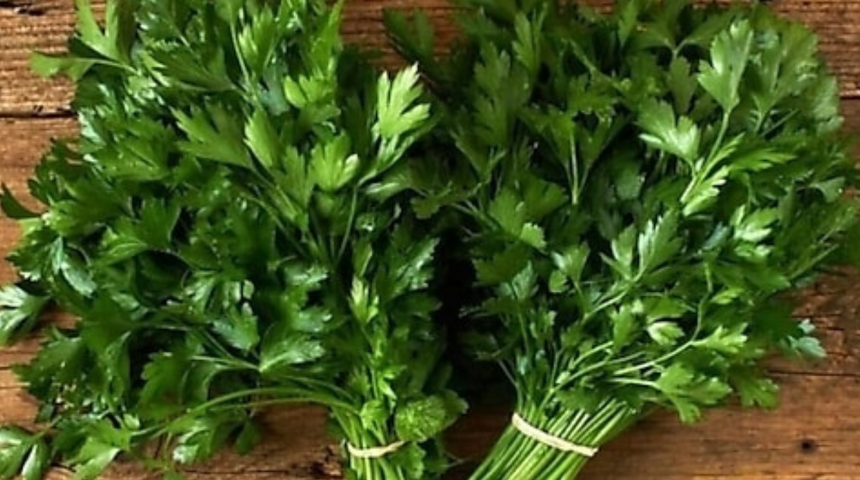 Marketten maydanoz alan kadın poşeti açınca ne olduğunu anlayamadı! Siz bilmeden sakın yemeyin