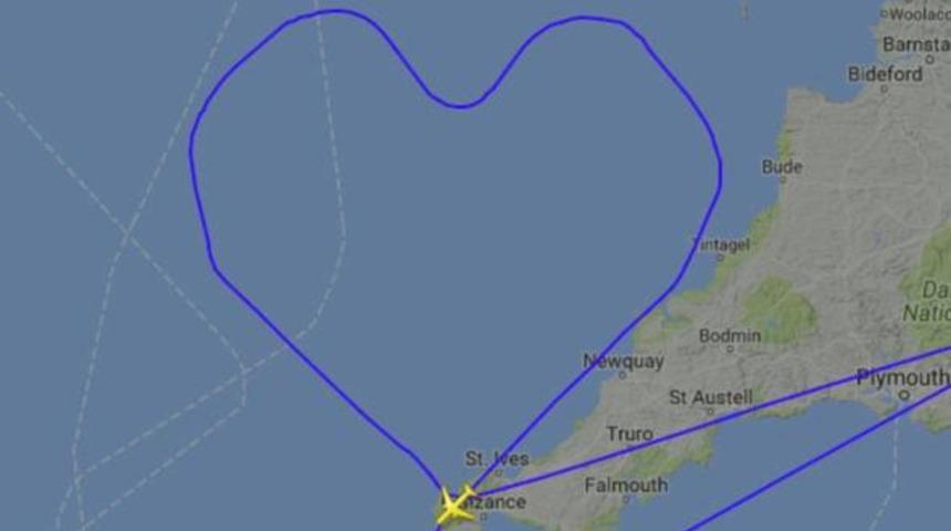 Aşık pilot 14 Şubat Sevgililer Günü'nde kalp rotası çizdi