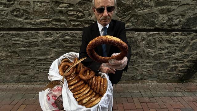 Bir şehir onu konuşuyor! 3 senedir her gün bu şekilde çarşıları geziyor