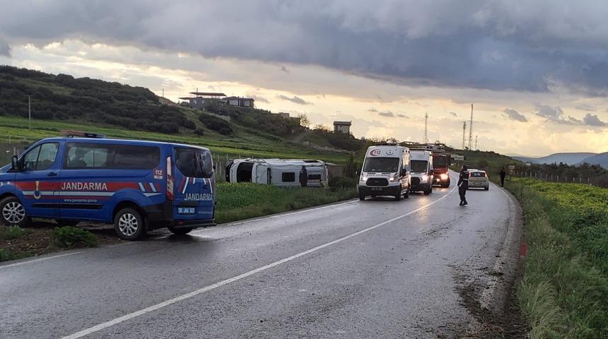 İzmir'de devrilen işçi servisindeki 8 kişi yaralandı