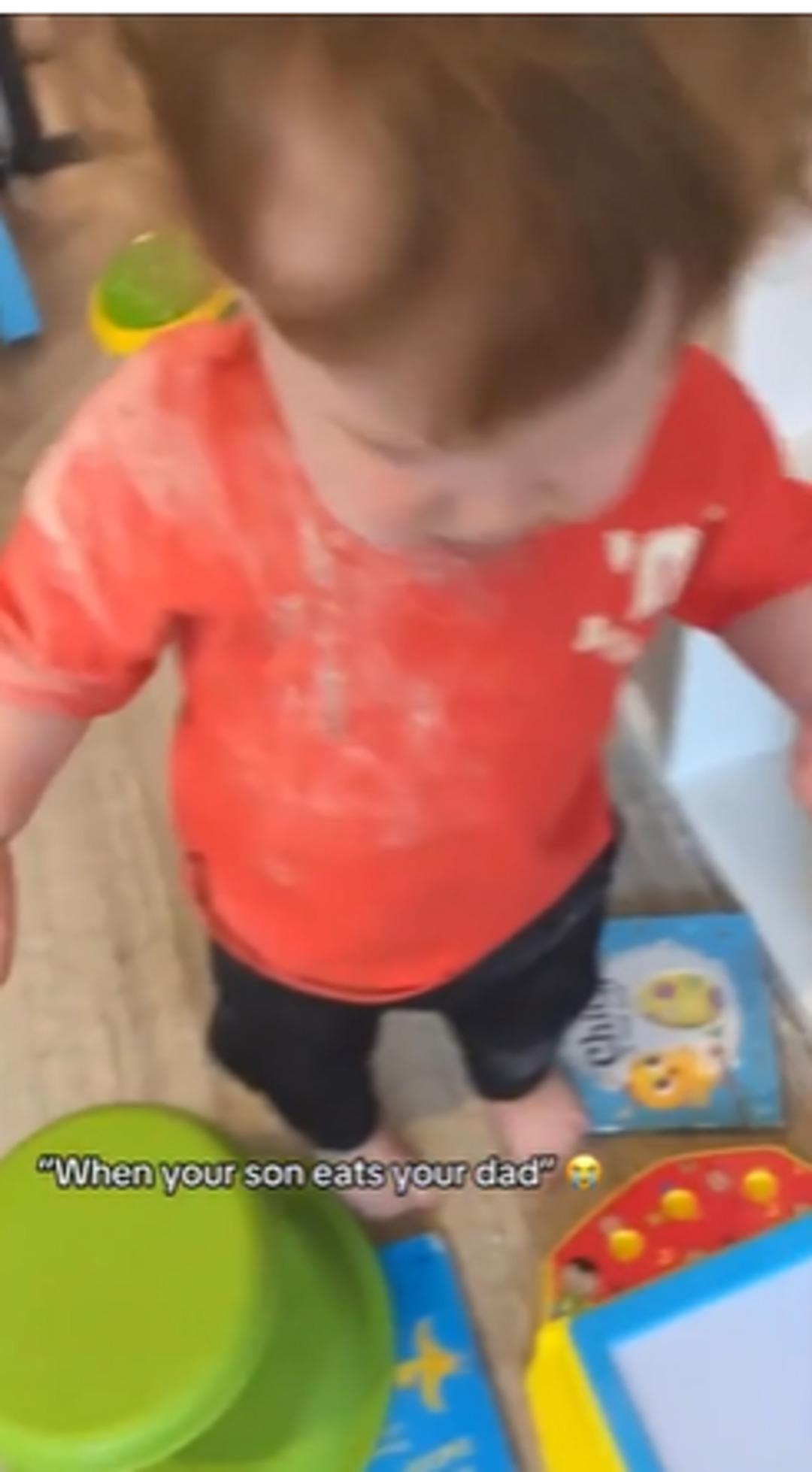 Bir bebek dedesinin küllerini yedi! O anlar gündem oldu: "Korkunç" 1