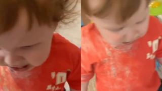 Bir bebek dedesinin küllerini yedi! O anlar gündem oldu: Korkunç