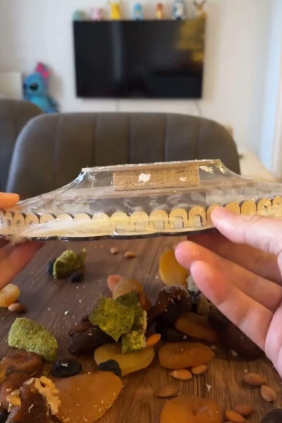 Kuruyemiş skandalı gündemde! Satın aldığı paketi açınca büyük şaşkınlık yaşadı! "Helal kazanç mı bu?" 3