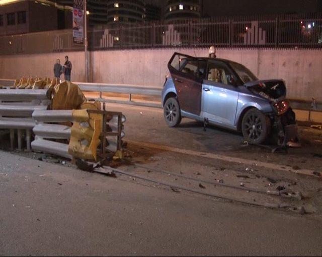 Kadıköy'de otomobil bariyerlere çarptı: 2 yaralı