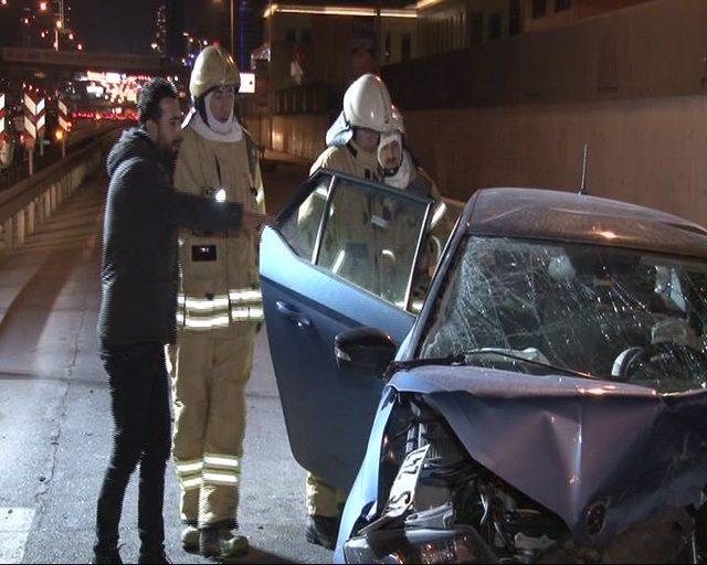 Kadıköy'de otomobil bariyerlere çarptı: 2 yaralı