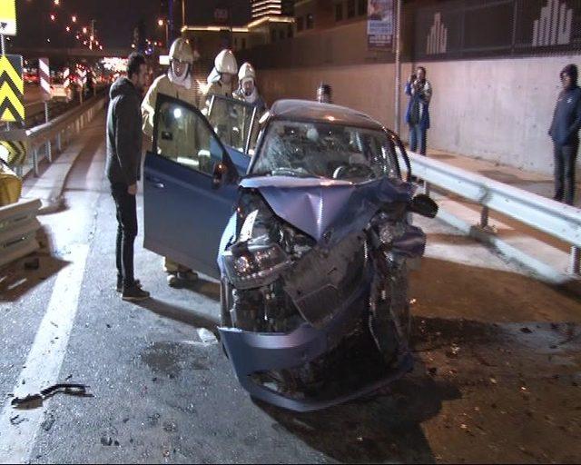 Kadıköy'de otomobil bariyerlere çarptı: 2 yaralı