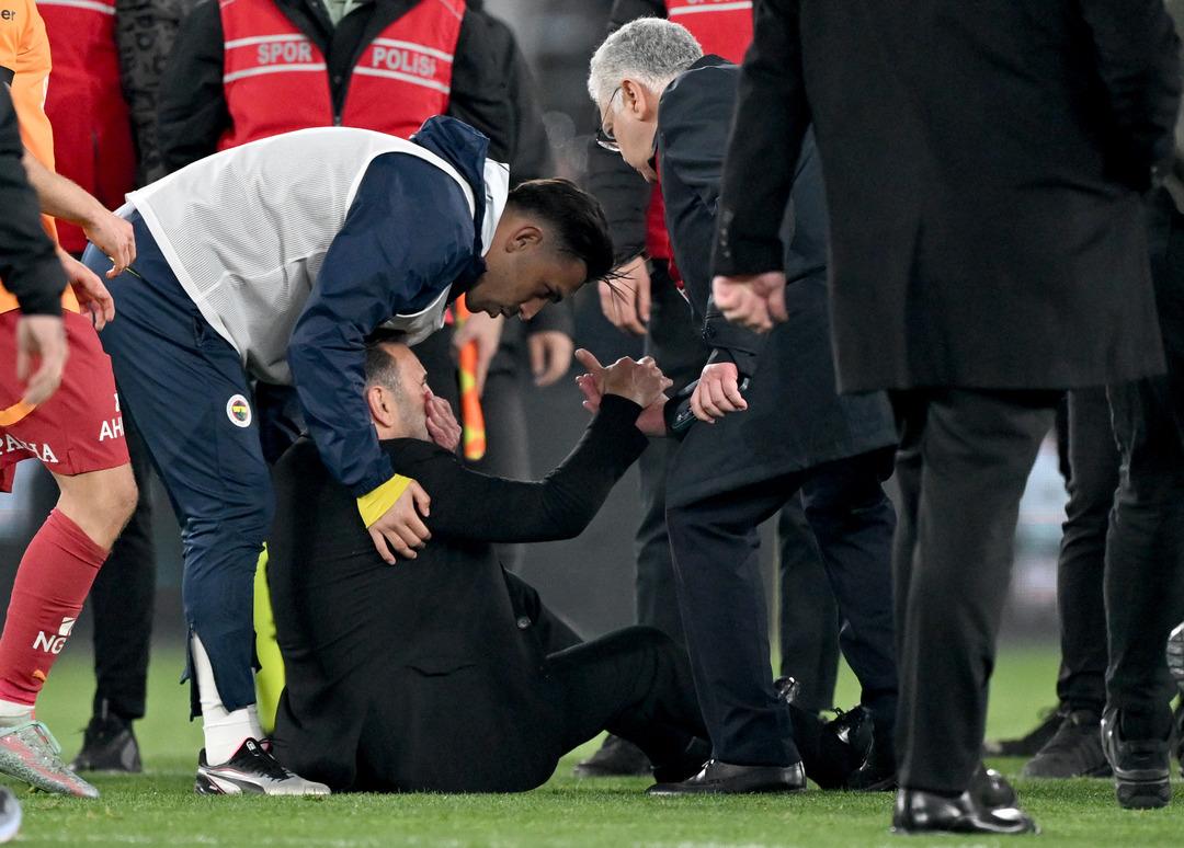 AA-20250402-37520775-37520770-FENERBAHCE_GALATASARAY