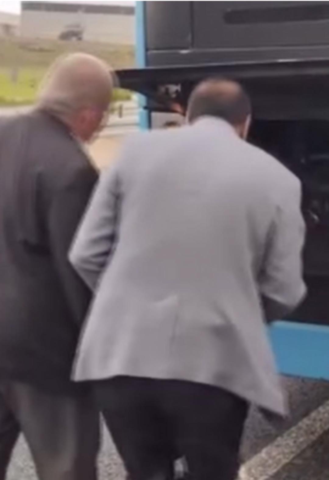 Otobüsteki yangına müdahale eden yaşlı amcanın yöntemi gündem oldu! Sosyal medyada yorum yağdı! Bakın ne yaptı... 1