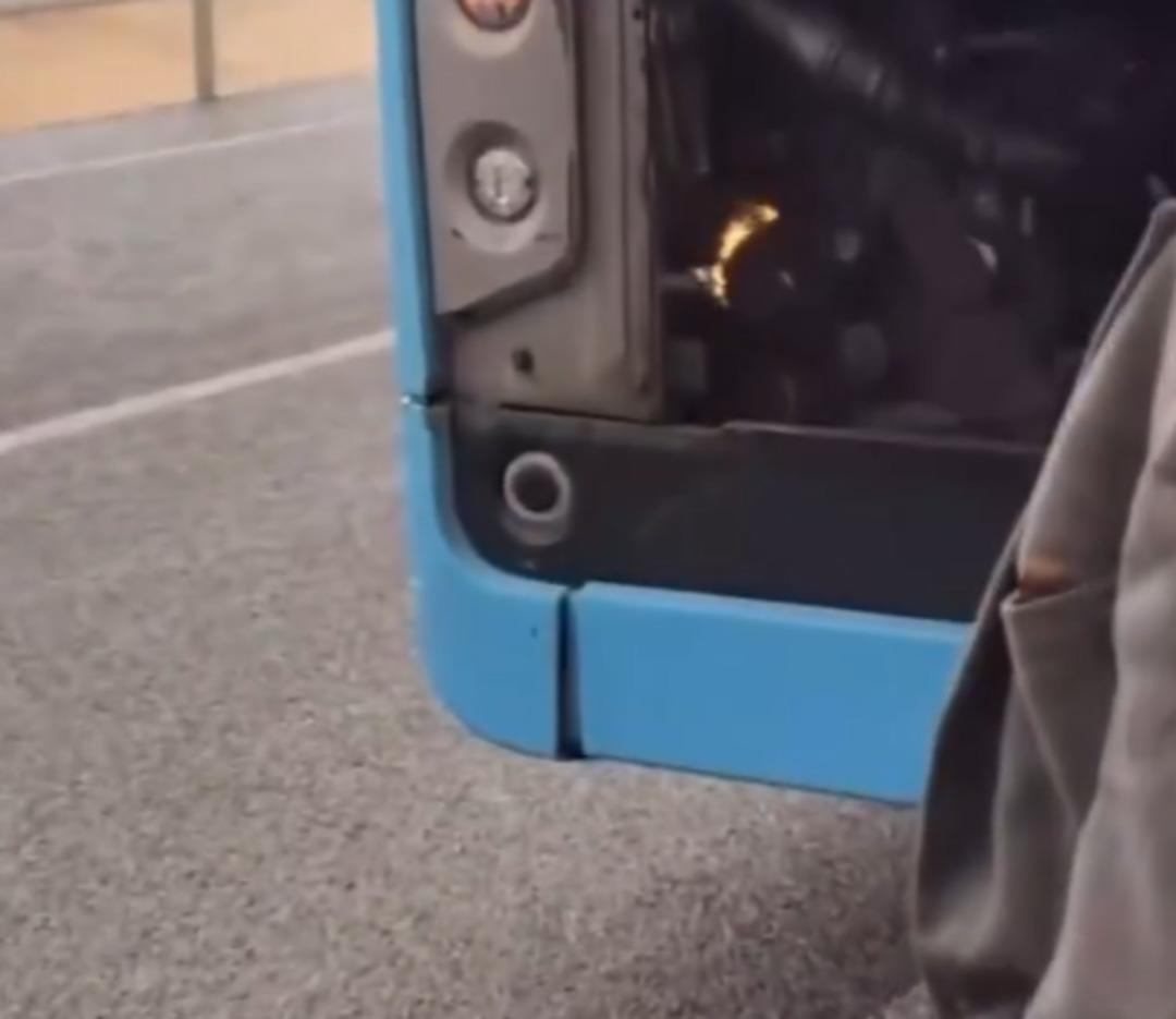 Otobüsteki yangına müdahale eden yaşlı amcanın yöntemi gündem oldu! Sosyal medyada yorum yağdı! Bakın ne yaptı... 2