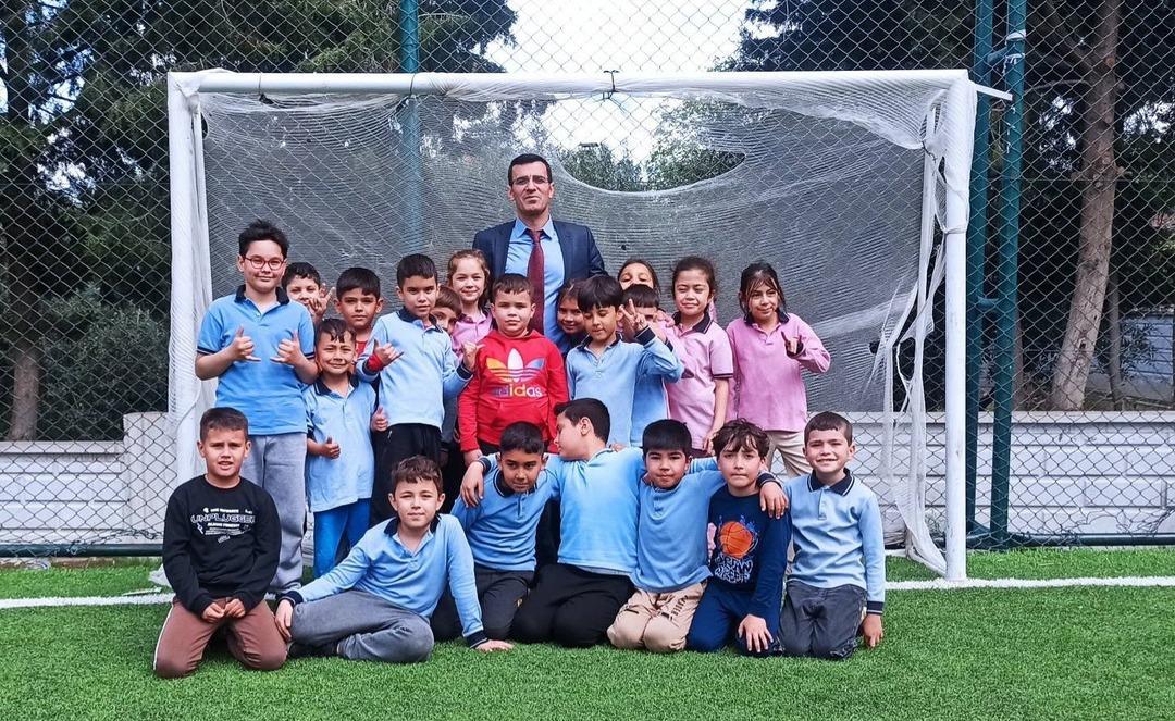 Bayram tatilinin ardından okullarına kavuşan öğrencilerin yüzü gülüyor... 1