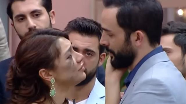 Kısmetse Olur Aycan Varış ve Onur Yüksel yıllar sonra barışıp nişanlanmıştı! Ağlayarak ayrılma sebebini açıkladı