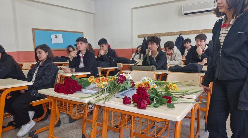 Adana'da anne ve babalarıyla birlikte kazada ölen 3 kardeş için okullarında anma gerçekleşti!