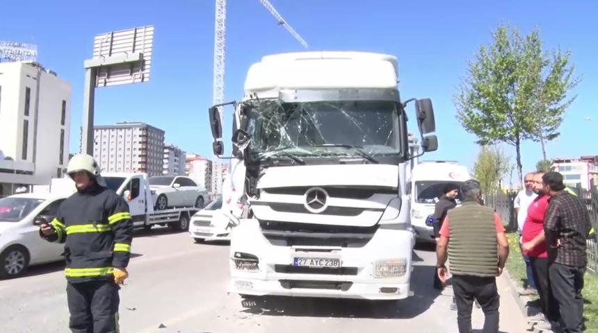 Tırlar çarpıştı! Sürücü yaralandı