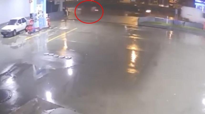 Bursa'da korkunç kaza! Otomobil önce bariyere ardından kaldırıma çarptı... 1 kişi feci şekilde yaralı