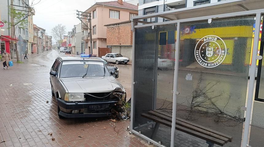 Polisten kaçarken ortalığı birbirine kattı! Ehliyetsiz sürücünün kullandığı otomobil durağa çarptı