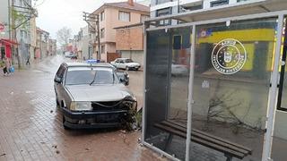 Polisten kaçarken ortalığı birbirine kattı! Ehliyetsiz sürücünün kullandığı otomobil durağa çarptı