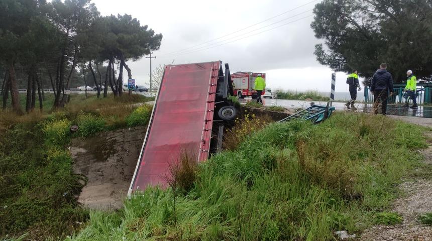 Bursa'da çarpışan kamyonla hafif ticari aracın sürücüleri yaralandı