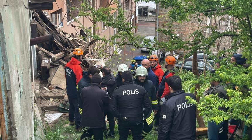 Tekirdağ'da iki katlı metruk ahşap bina yağışın etkisiyle çöktü