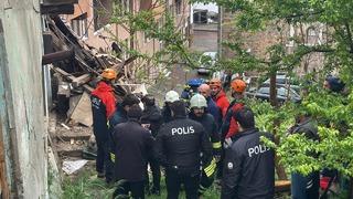 Tekirdağ'da iki katlı metruk ahşap bina yağışın etkisiyle çöktü