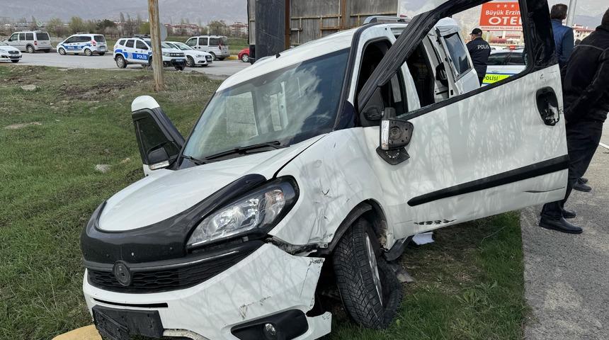 Erzincan’da motosikletle kamyonet çarpıştı! Motosiklet sürücüsü hayatını kaybetti