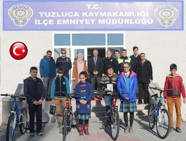 Emniyetten çocuklara hediye