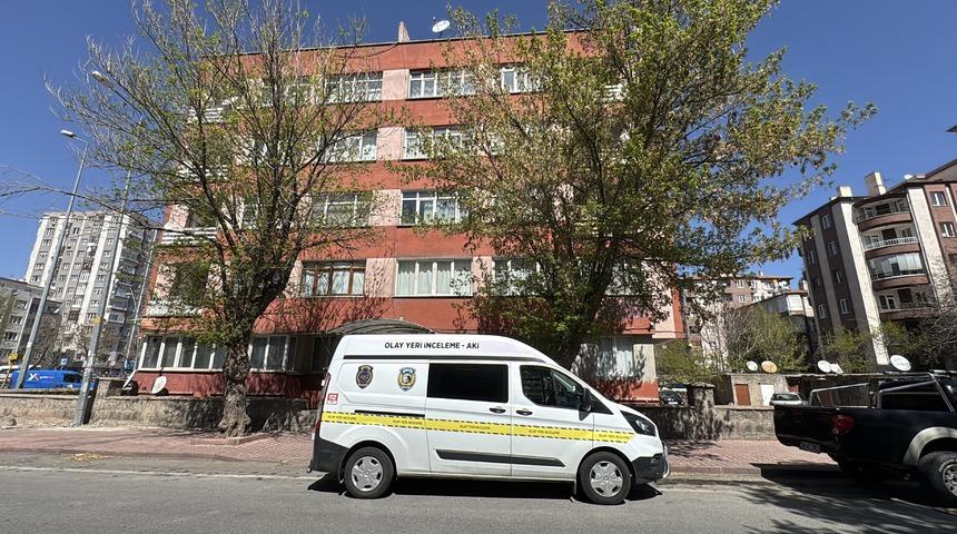 Kayseri'de apartmanın merdivenlerinden düşen adam ağır yaralandı