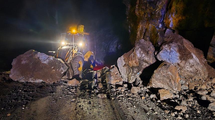 Antalya'da heyelan nedeniyle kapanan kara yolu ulaşıma açıldı