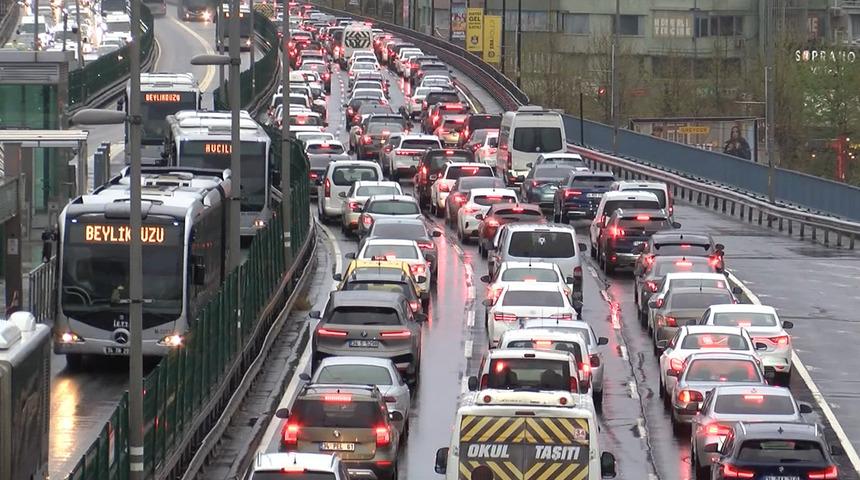 İstanbul’da akşam saatlerinde trafik yoğunluğu arttı!