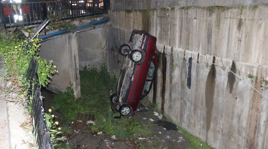 Manisa'da dereye düşen otomobildeki 4 kişi yaralandı