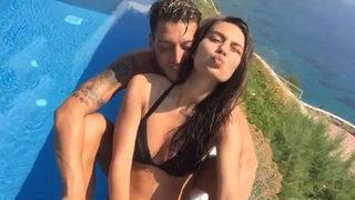 Amine Gülşe'den Mesut Özil'e darbe: Tek tek sildirdi