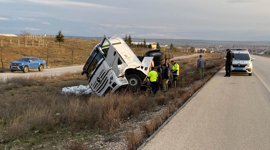 Konya’da kaza: Gübre yüklü tır şarampole devrildi!