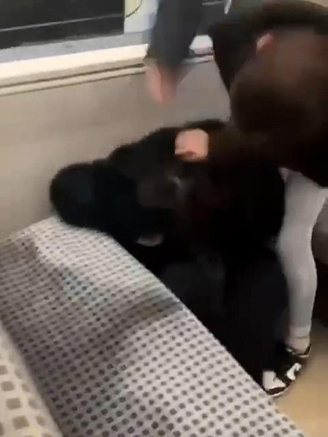 Trende korkunç olay! Kız çocuğuna dakikalarca saldırdılar! Dövmemek için para istemişler! Dehşet anları kamerada...  1