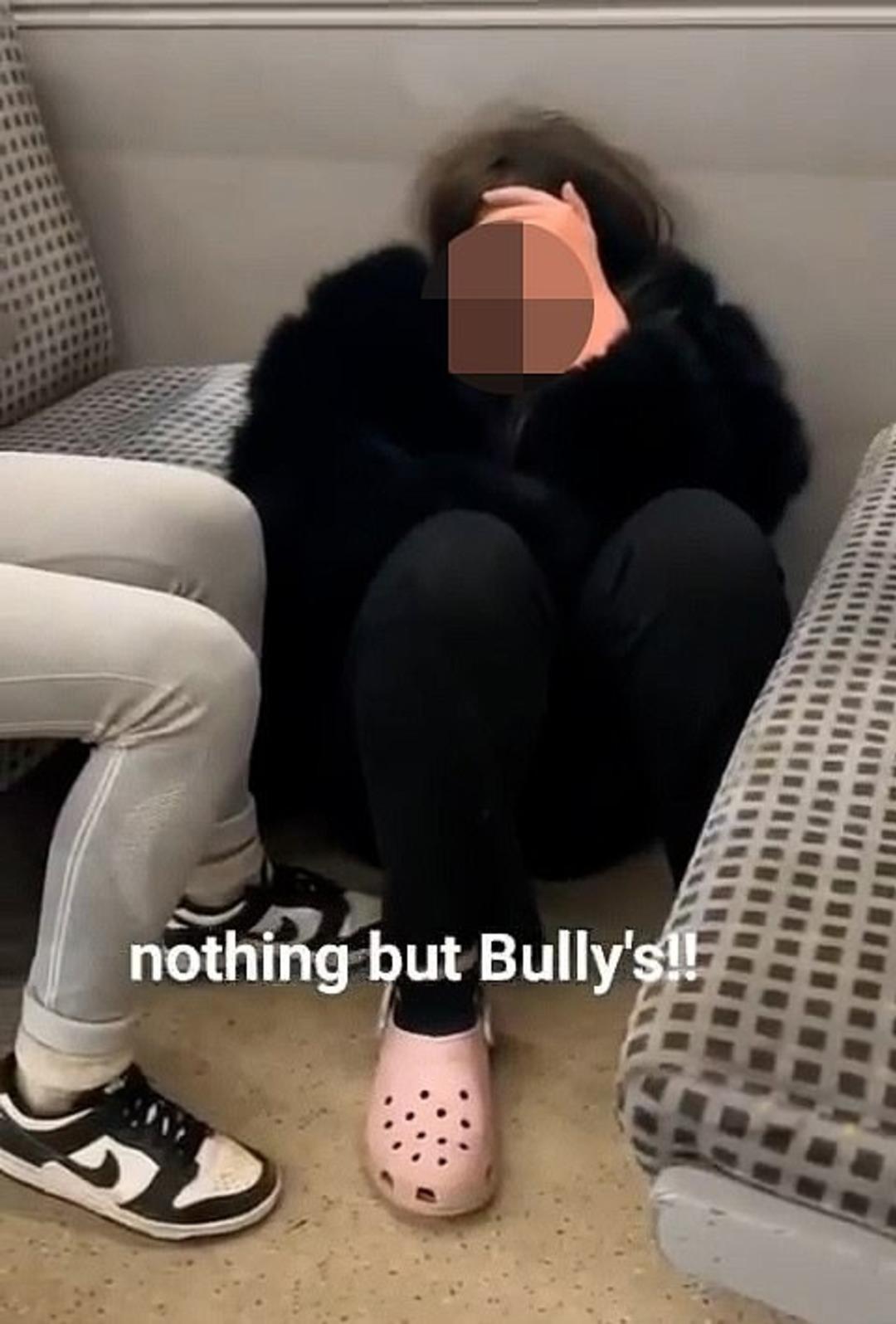 Trende korkunç olay! Kız çocuğuna dakikalarca saldırdılar! Dövmemek için para istemişler! Dehşet anları kamerada...  2