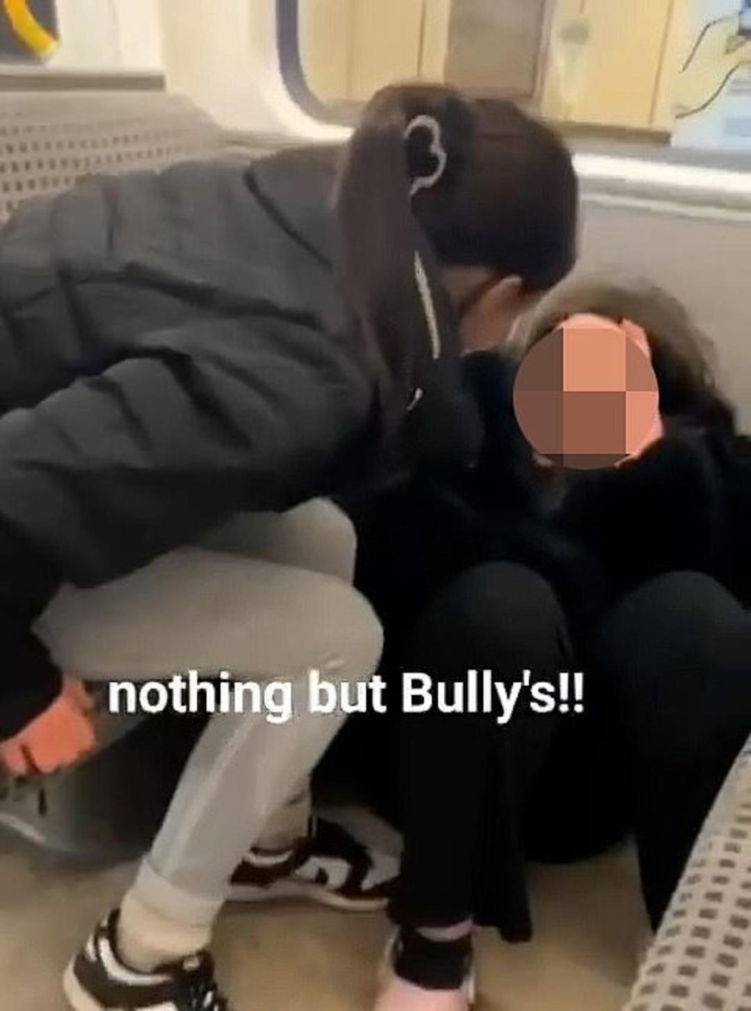 Trende korkunç olay! Kız çocuğuna dakikalarca saldırdılar! Dövmemek için para istemişler! Dehşet anları kamerada...  3