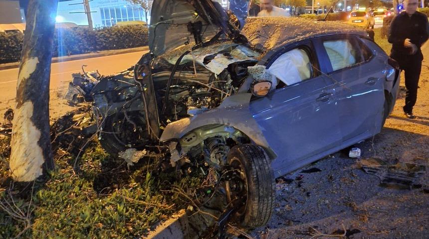 İzmir'de ağaca çarpan otomobilin sürücüsü öldü