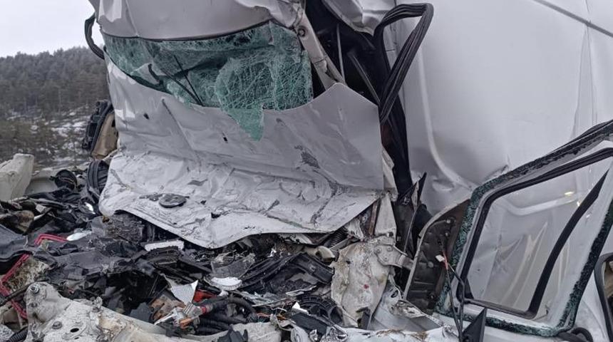 Park halindeki tıra çarpan minibüs kağıt gibi ezildi: 1 ölü