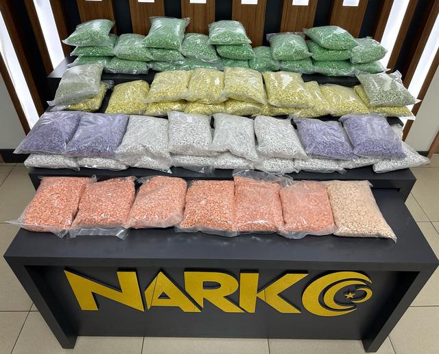 Uşak’ta uyuşturucu hap bulunan otomobildeki 2 şüpheli gözaltına alındı