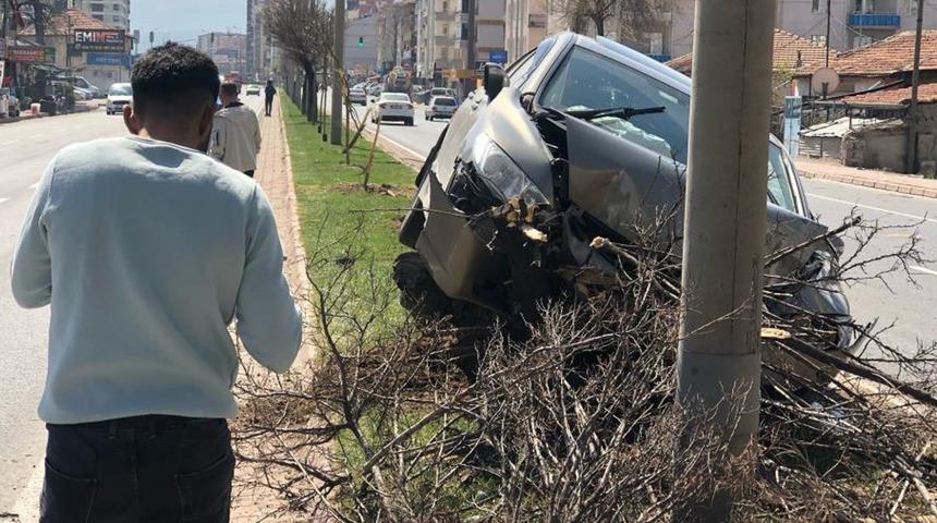 Otomobil ağaca çarptı: 1 yaralı