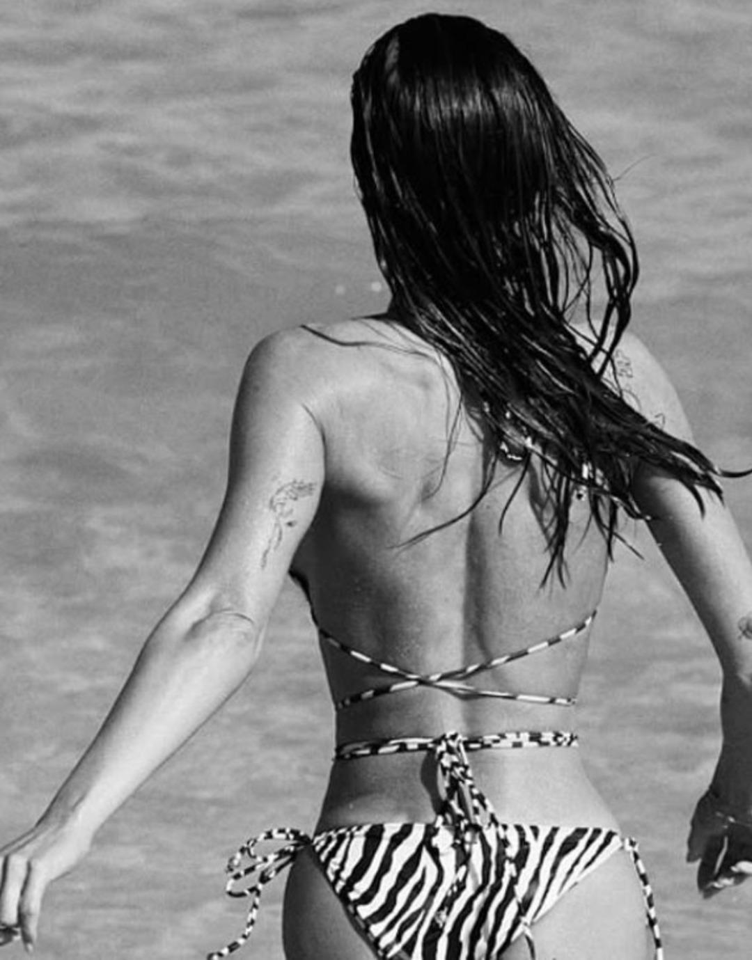 Şeyma Subaşı yine yaptı yapacağını! Bikini üstünü çıkarıp denize girdi 1