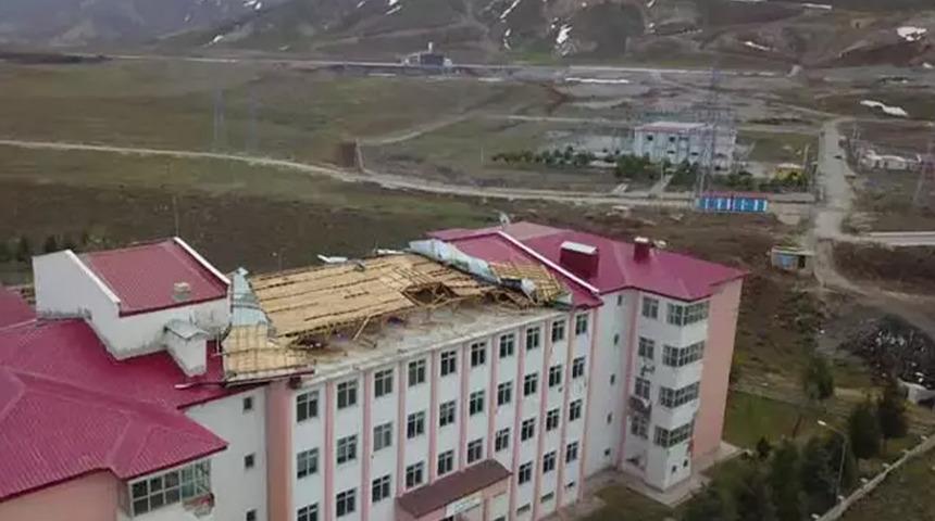 Bitlis'te etkili olan kuvvetli fırtına okulun çatısını uçurdu