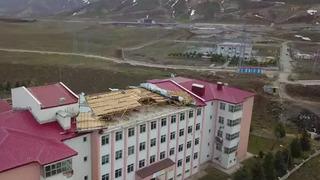 Bitlis'te etkili olan kuvvetli fırtına okulun çatısını uçurdu