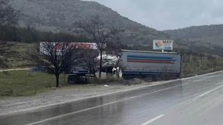 Kayarak kontrolden çıkan tırın sürücüsü yaralandı