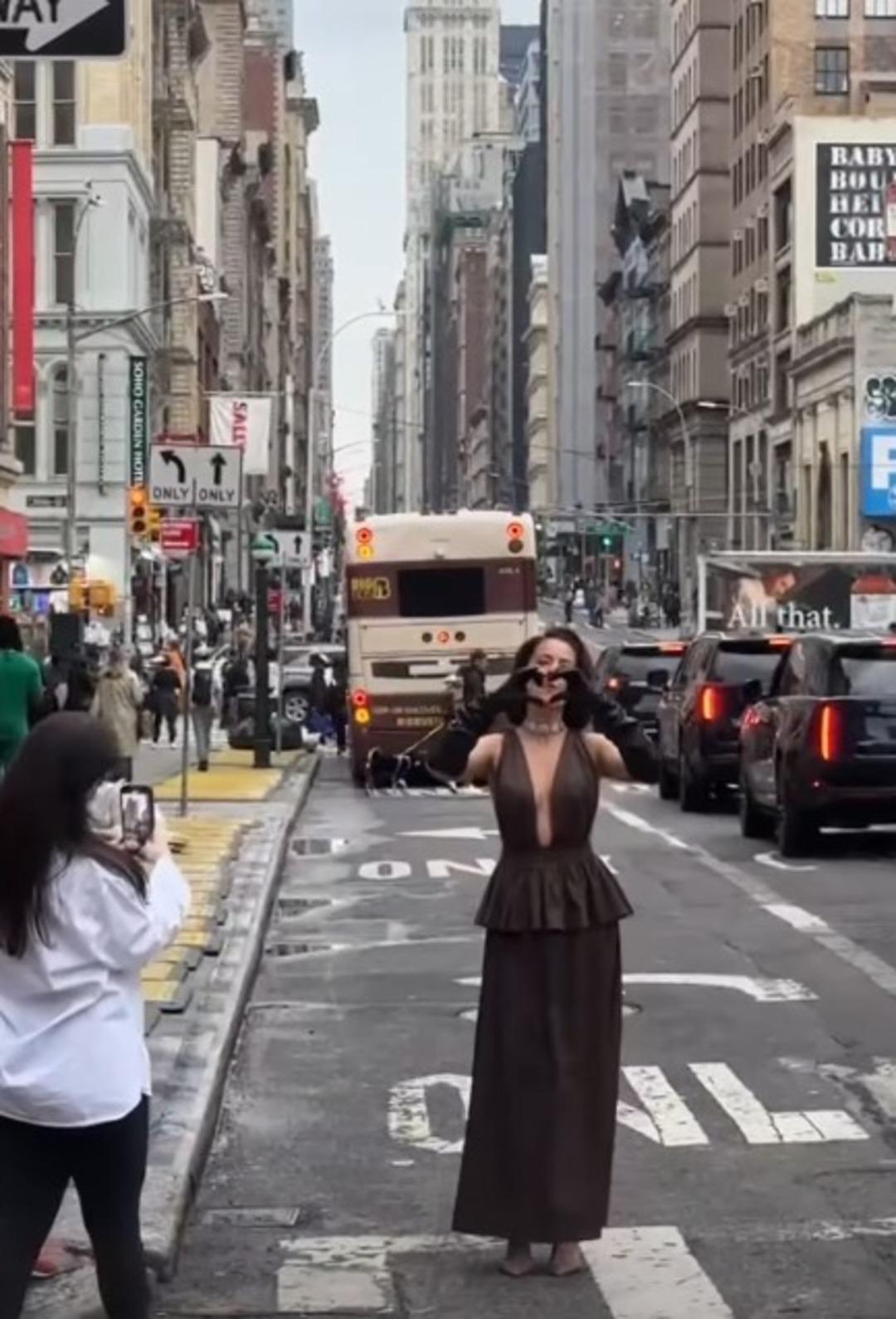  Boşanıyor  denmişti... Pelin Akil özel davetli olarak çağırıldı! Peş peşe poz verdi 3