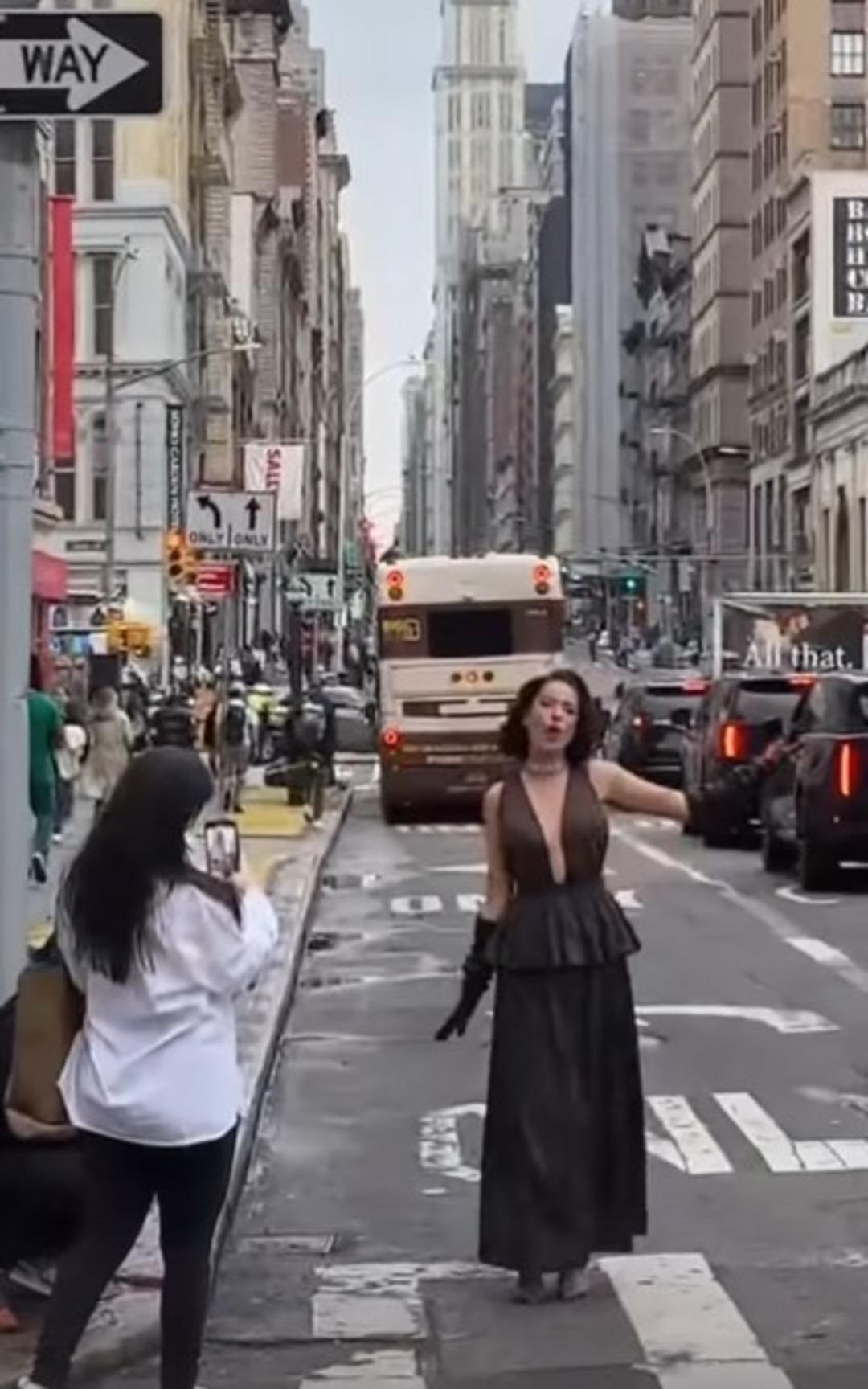  Boşanıyor  denmişti... Pelin Akil özel davetli olarak çağırıldı! Peş peşe poz verdi 2