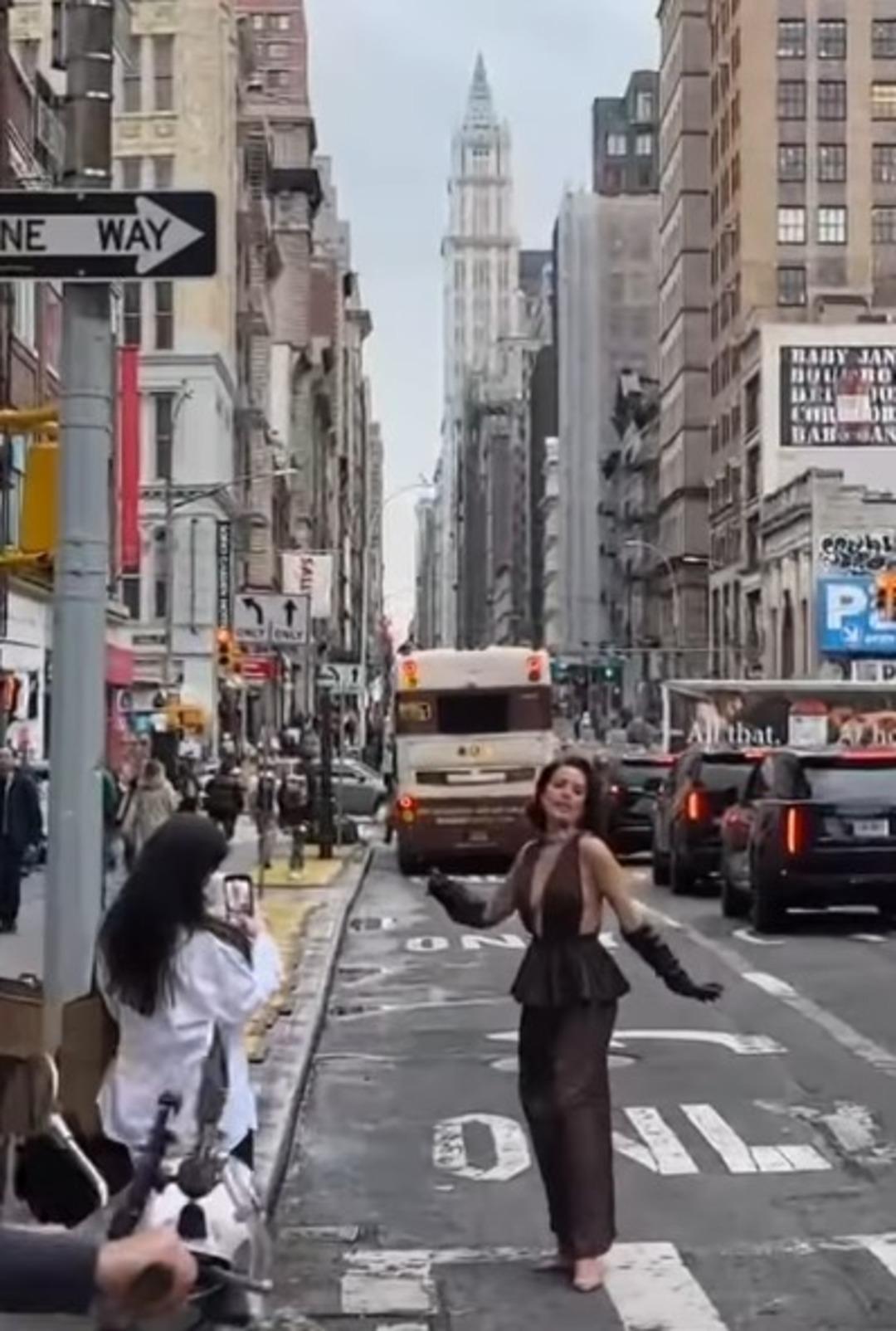  Boşanıyor  denmişti... Pelin Akil özel davetli olarak çağırıldı! Peş peşe poz verdi 1