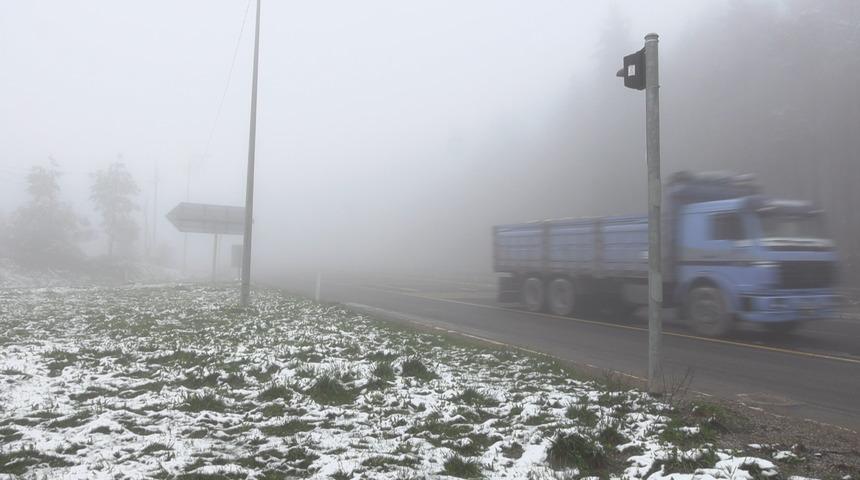 Bolu Dağı’nda yeşil alanlara beyaz örtü serildi