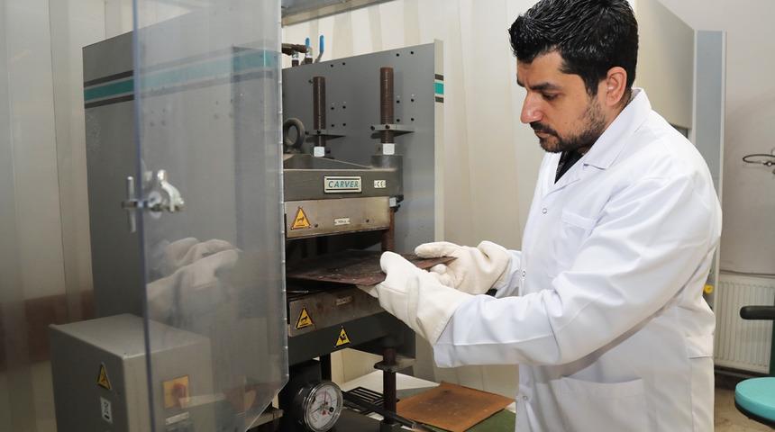 BTÜ'den çevre dostu devrim: Mobilya sektörüne alternatif mi geliyor?  "Yarı piramidal çekirdekli sandviç levha üretilmesi" projesi...