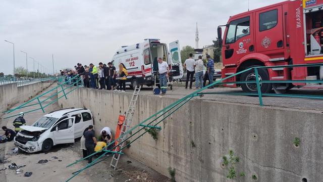 Hatay'da feci kaza! Fren yerine gaza bastı, otomobil su kanalına uçtu